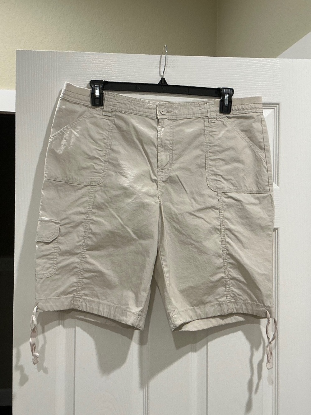 NWOT Saint John’s Bay Cargo Shorts 18